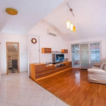 Апартаменты *newly Listed* Spacious 80m2 Apt *great Location* Макарска