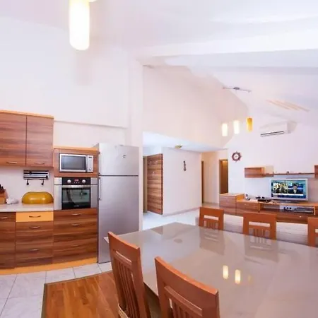 *newly Listed* Spacious 80m2 Apt *great Location* *